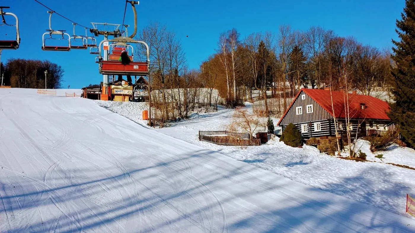 Dolní stanice lanovky na SKI Bubákově s horskou chalupou