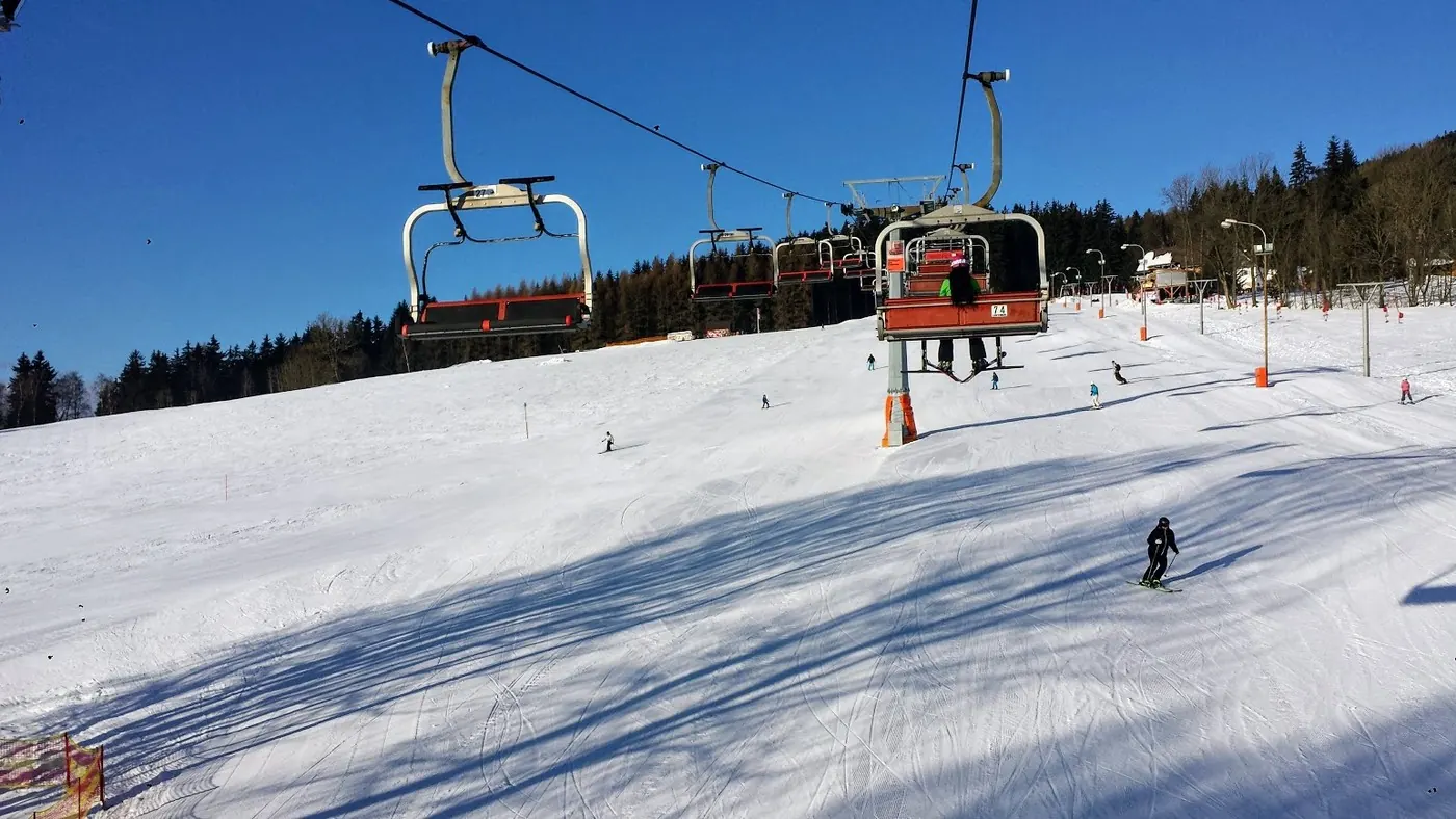 Široká sjezdovka na SKI Bubákově s lanovkou