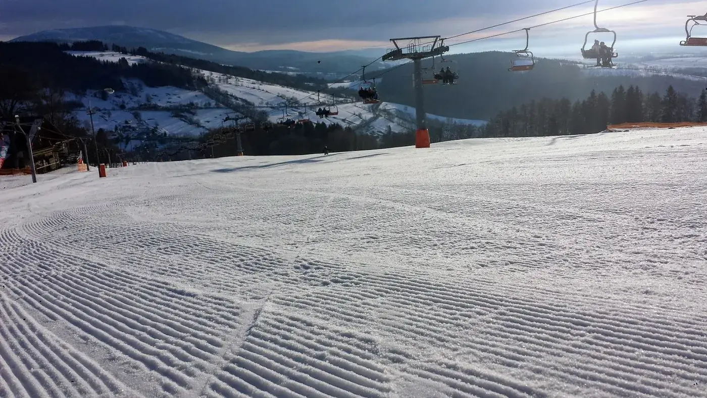 Upravená sjezdovka na SKI Bubákově s výhledem na hory