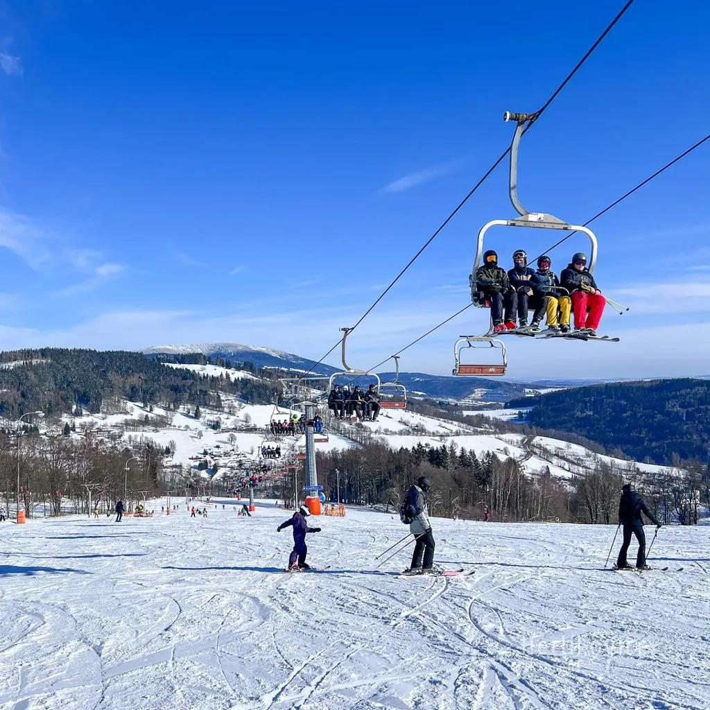 Čtyřsedačka v Herlíkovicích pod modrou oblohou